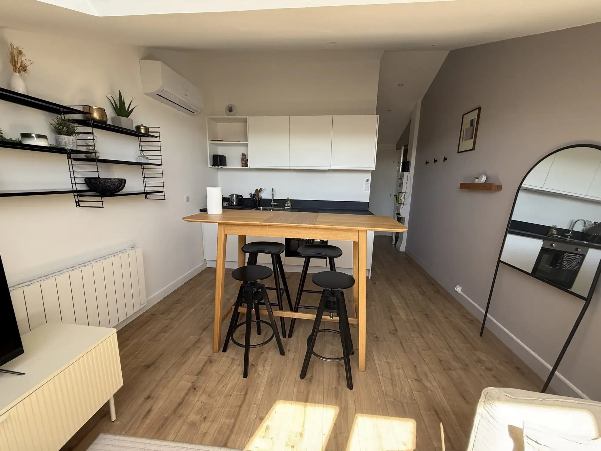 APPARTEMENT RÉNOVÉ D'ENVIRON 24 M² AU DERNIER ÉTAGE LYON 8ÈME 