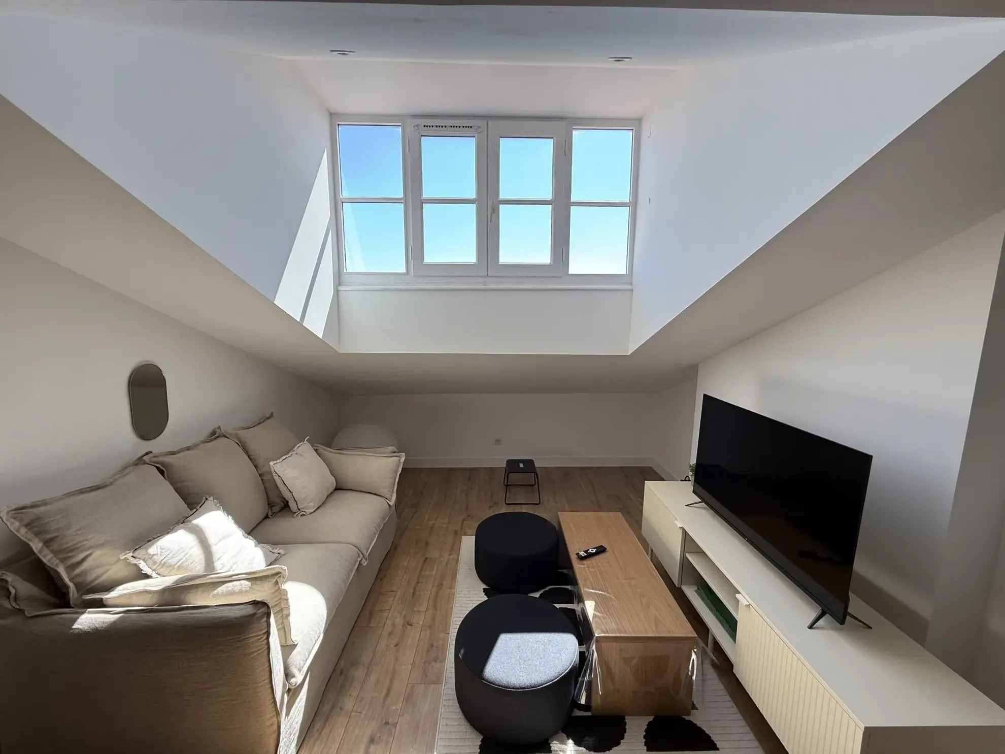 APPARTEMENT RÉNOVÉ D'ENVIRON 24 M² AU DERNIER ÉTAGE LYON 8ÈME