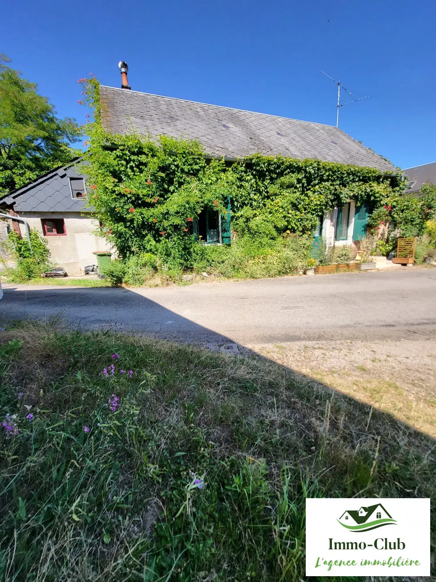 Maison de bourg à Corancy avec potentiel de rénovation et vue sur le Morvan 