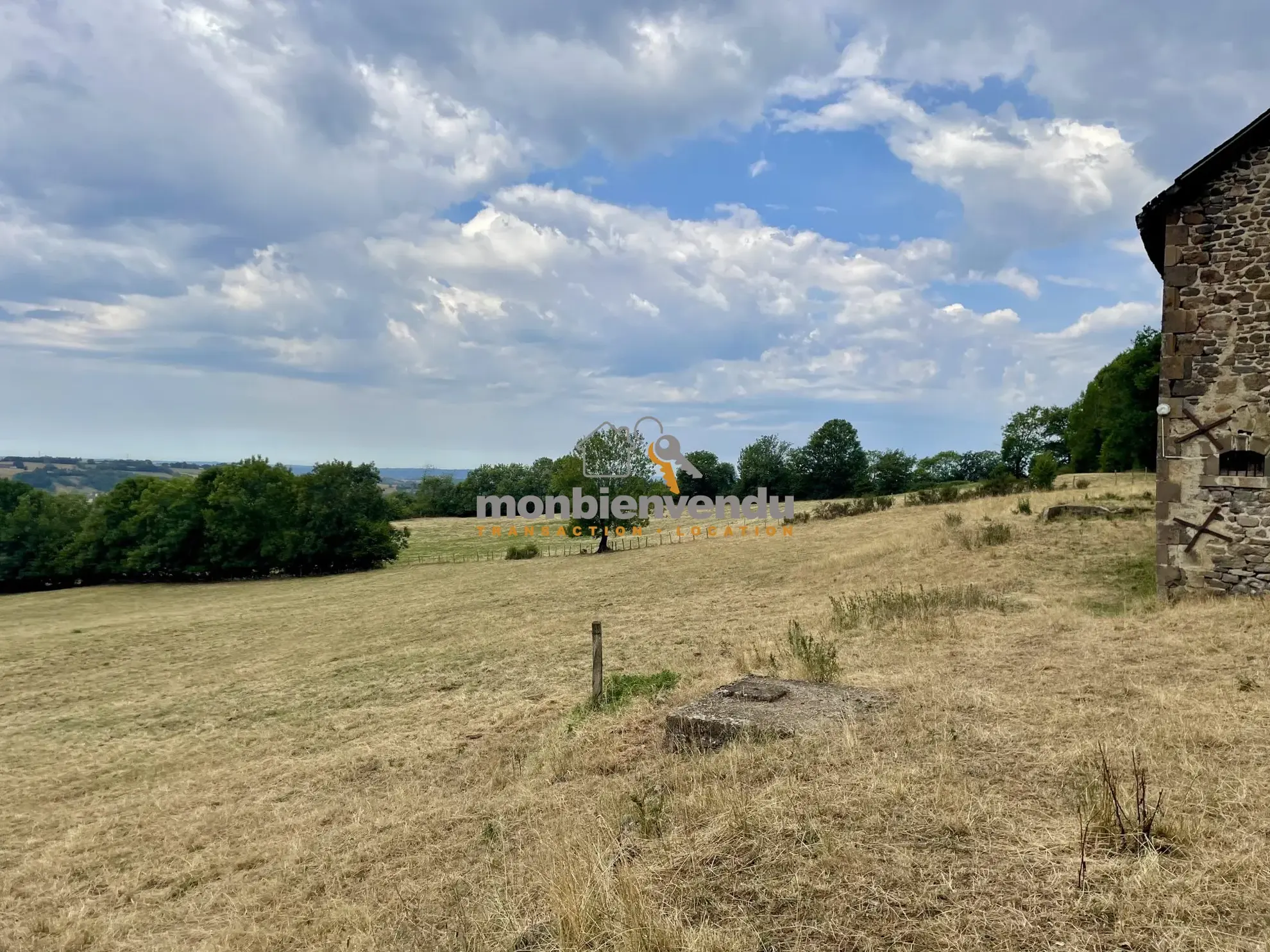 Magnifique grange en pierres à Saint Cernin avec grand potentiel de rénovation 