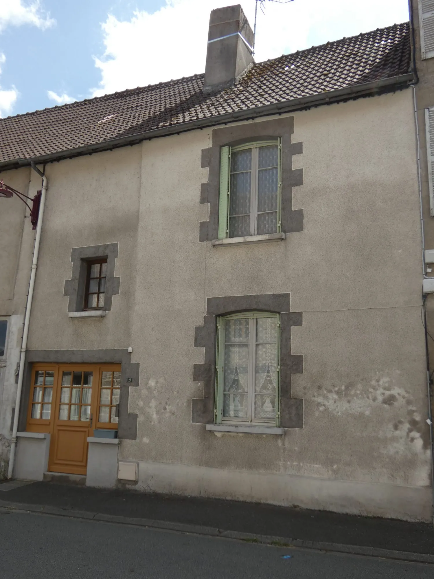 Maison de bourg en pierre à vendre à Chénérailles avec cour ensoleillée