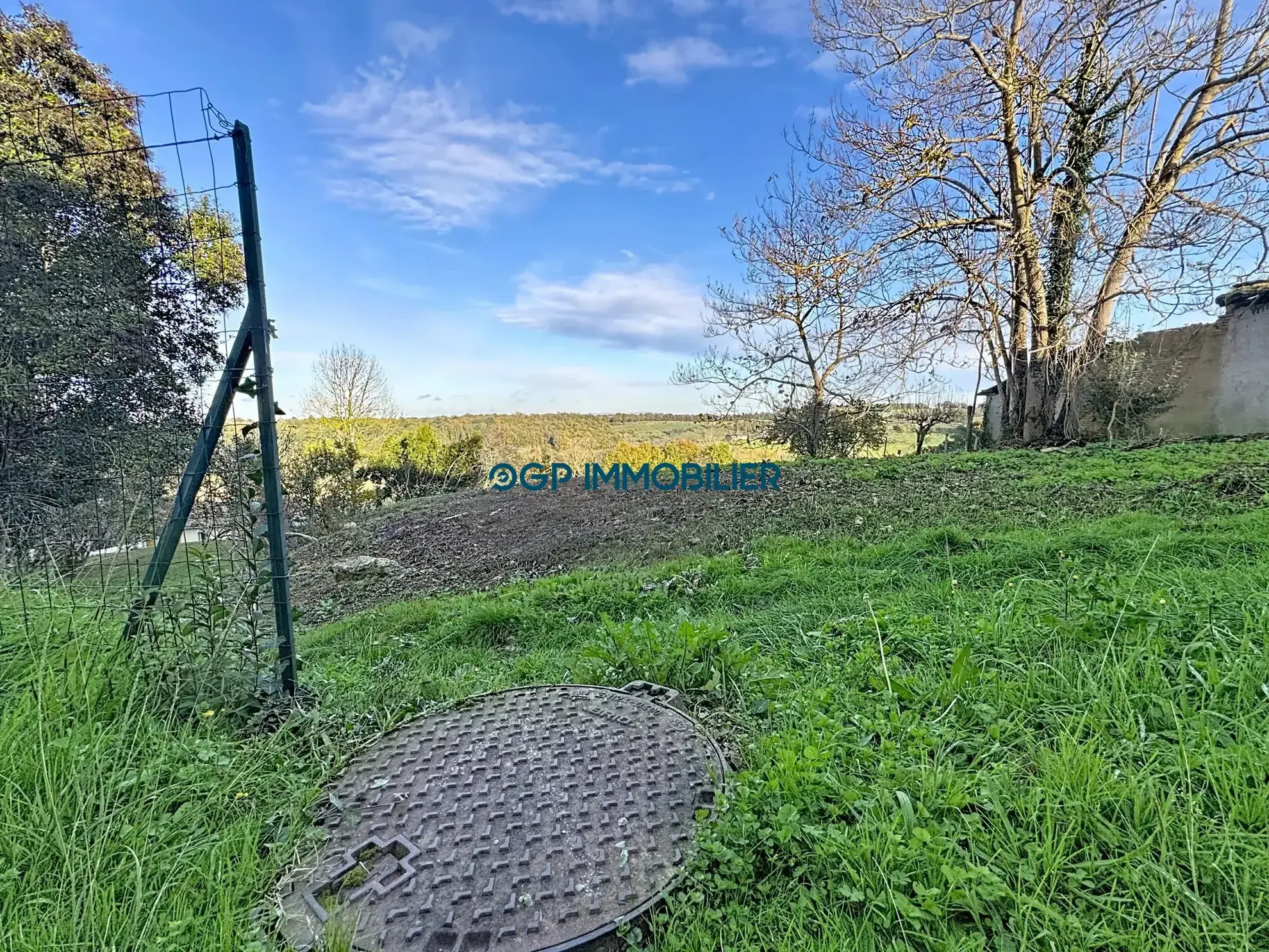 Terrain de 480 m² à Genebrières avec vue panoramique - Emplacement idéal 