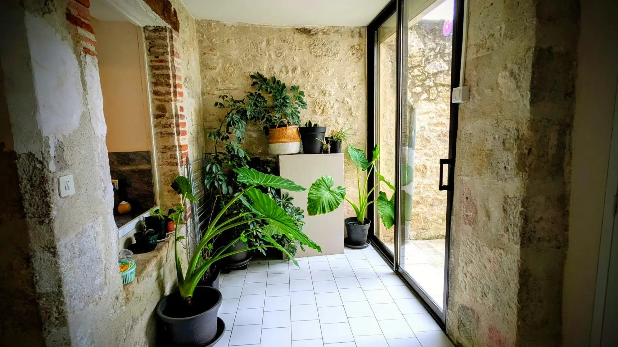 dégagement entre cuisine et accès terrasse Maison en pierre T5 de 125 m² avec jardin et terrasse à Astaffort 