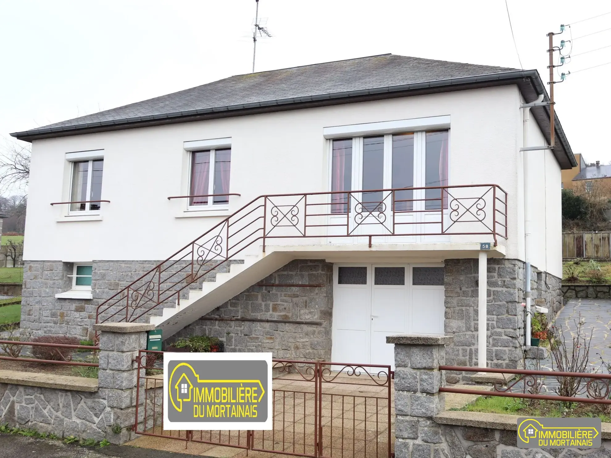 Maison de ville à Mortain-Bocage avec garage et cave - Fonctionnelle et à proximité des commodités