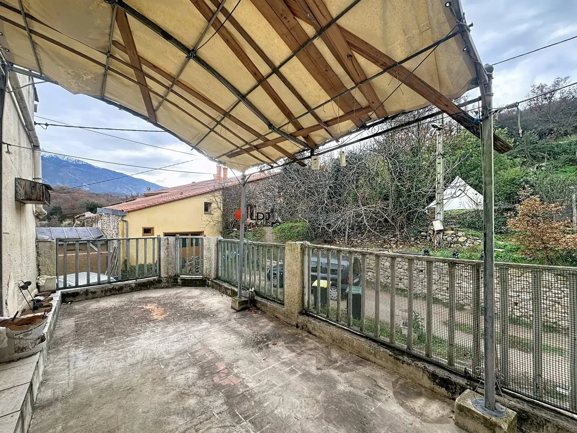 Maison de village rénovable de 72 m² avec terrasse et cave à Los Masos