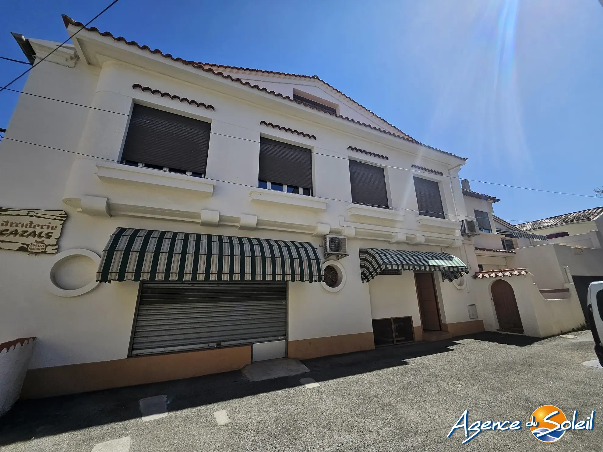 Immeuble mixte à vendre à Lézignan-Corbières, appartement et local commercial, potentiel d'investissement