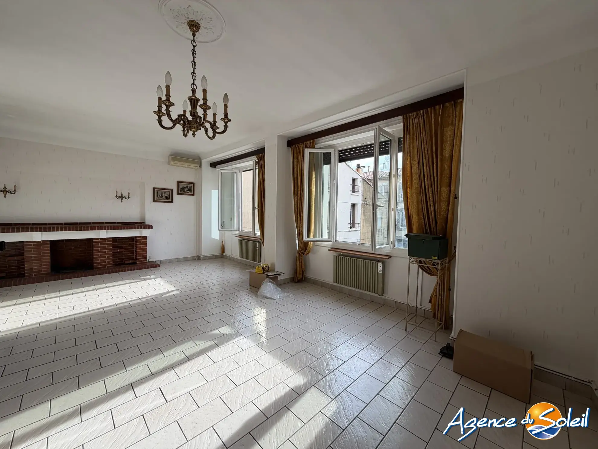 Immeuble mixte à vendre à Lézignan-Corbières, appartement et local commercial, potentiel d'investissement 