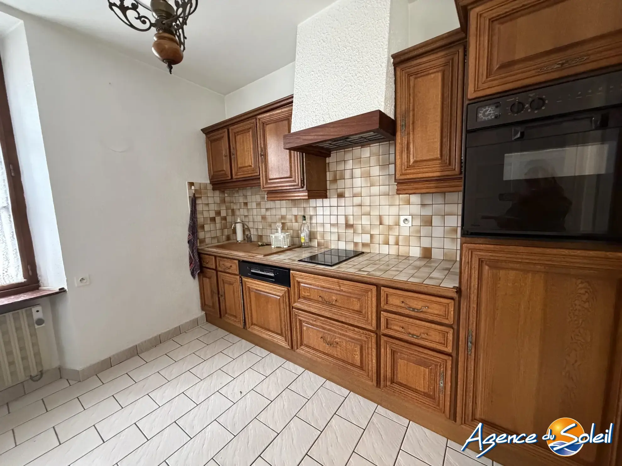 Immeuble mixte à vendre à Lézignan-Corbières, appartement et local commercial, potentiel d'investissement 