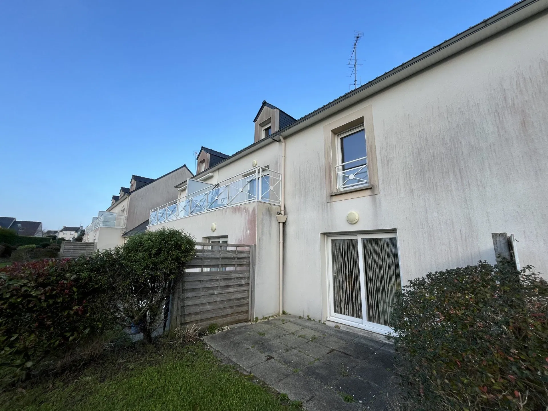 Appartement duplex T3 avec terrasse, parking et cave à Guilvinec – Investissement idéal