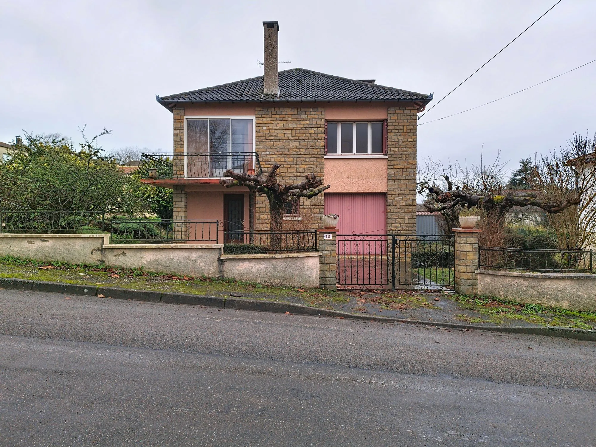 Façade principale dans le village (Quercy-Blanc) Maison individuelle à Castelnau-Montratier avec jardin et terrasse, calme et à rénover