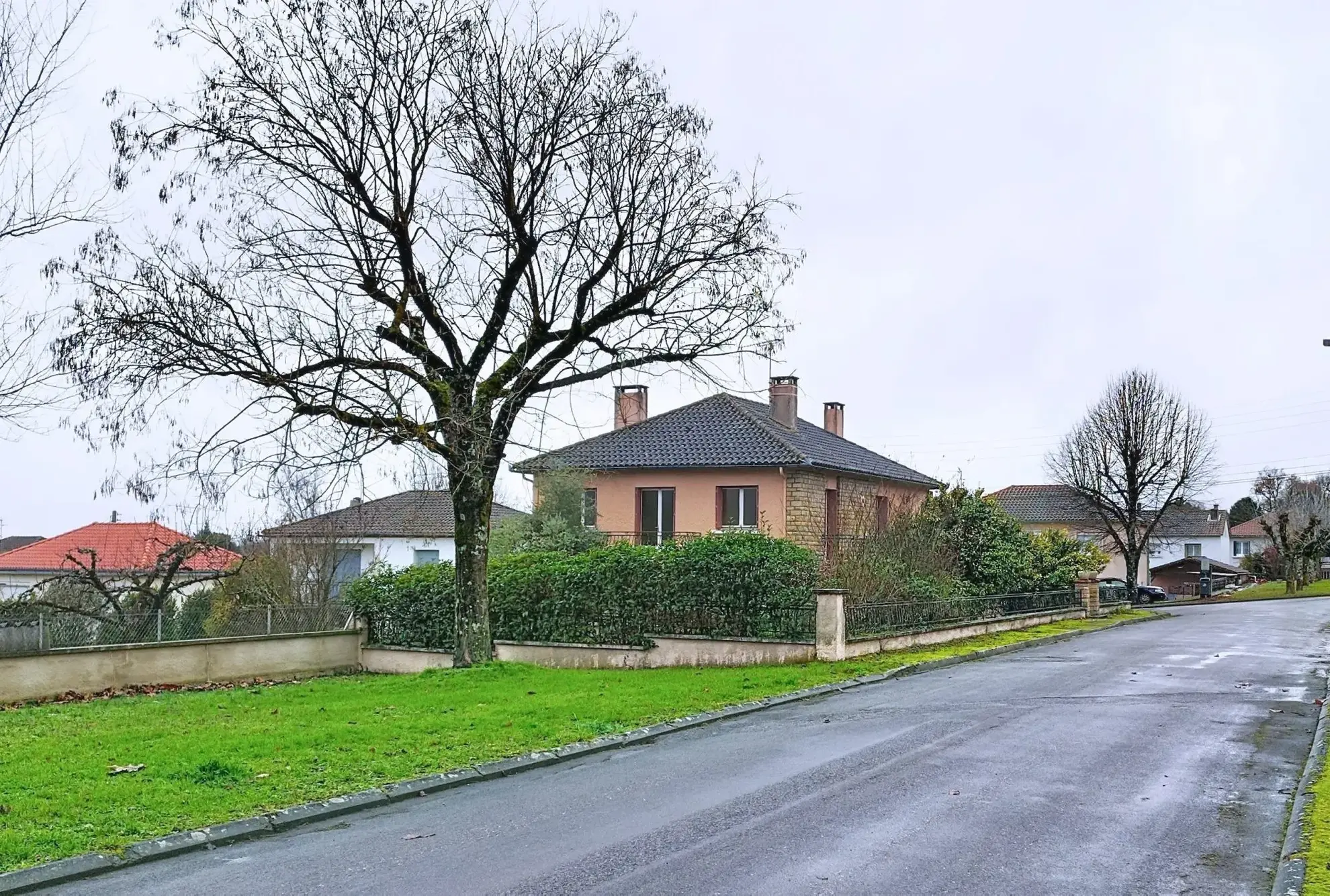 Environnement calme et résidentiel Maison individuelle à Castelnau-Montratier avec jardin et terrasse, calme et à rénover 