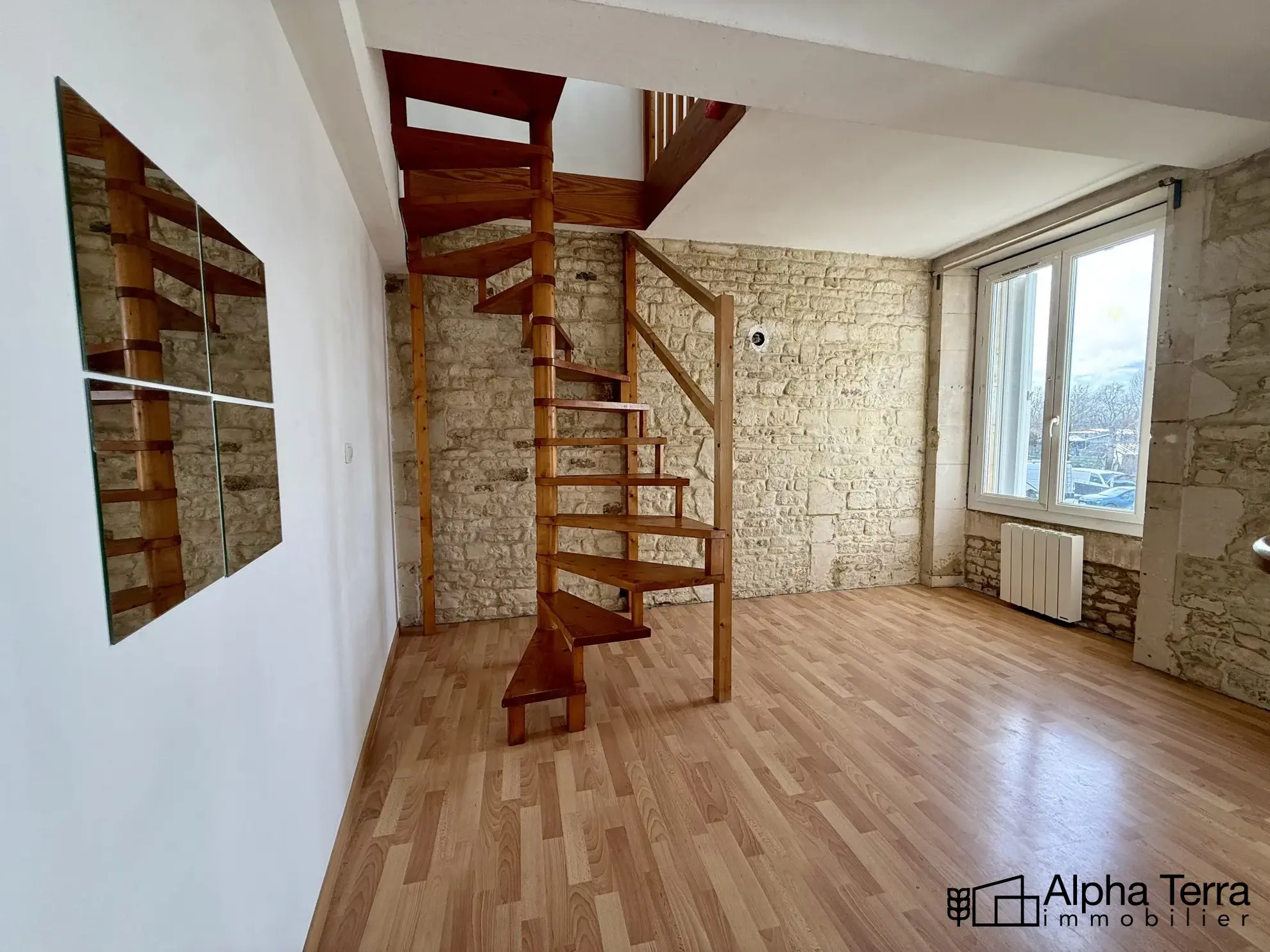 Charmant duplex lumineux à vendre à Caen, à rénover, avec cave et parking possible