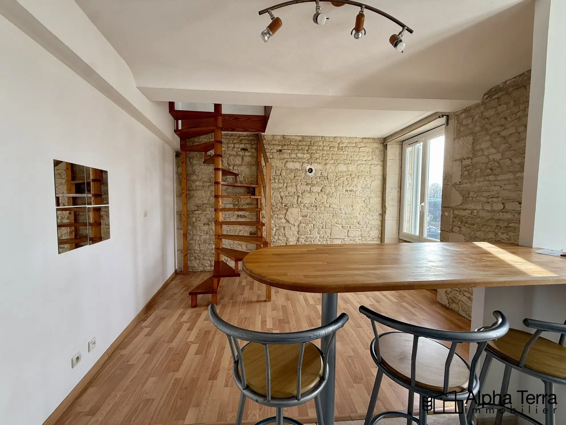 Charmant duplex lumineux à vendre à Caen, à rénover, avec cave et parking possible 