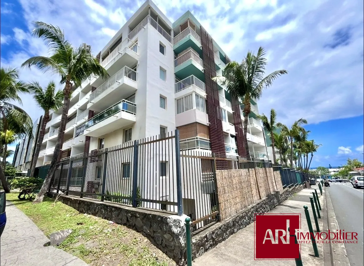 Appartement T3 avec terrasse à Sainte Clotilde, Rez-de-chaussée, parking – Prix 130 000 €