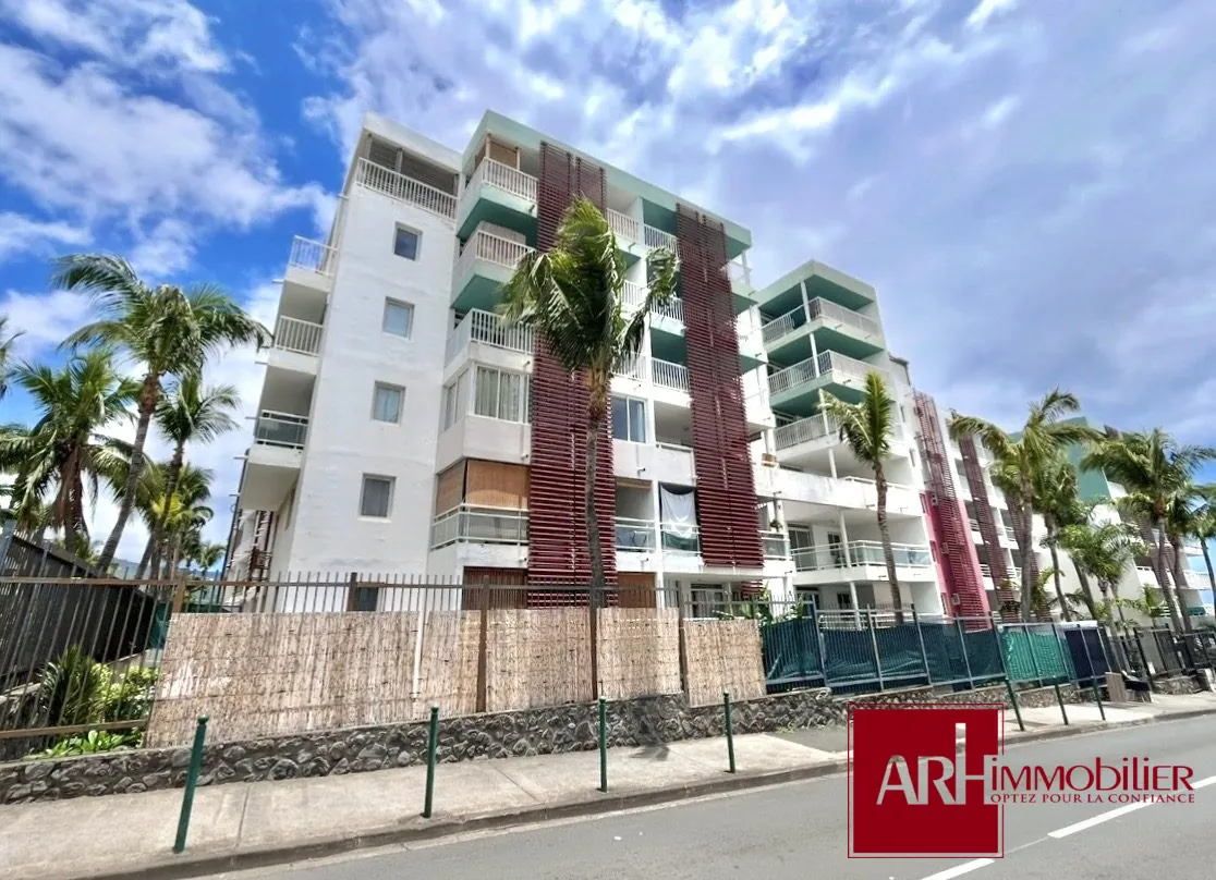 Appartement T3 avec terrasse à Sainte Clotilde, Rez-de-chaussée, parking – Prix 130 000 € 