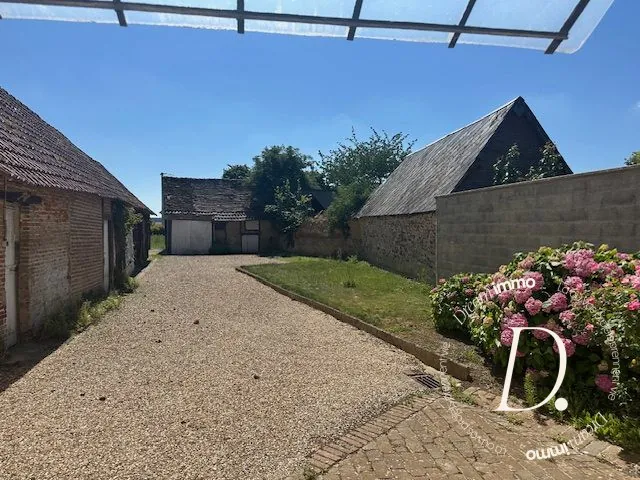 Maison ancienne avec dépendances et potentiel de rénovation à Vexin-sur-Epte 