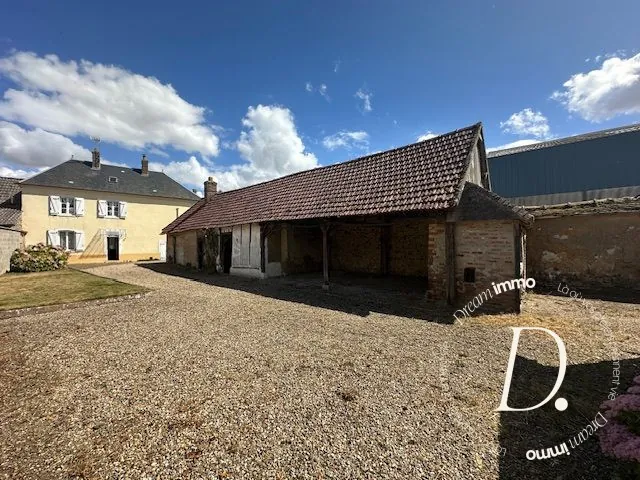 Maison ancienne avec dépendances et potentiel de rénovation à Vexin-sur-Epte 