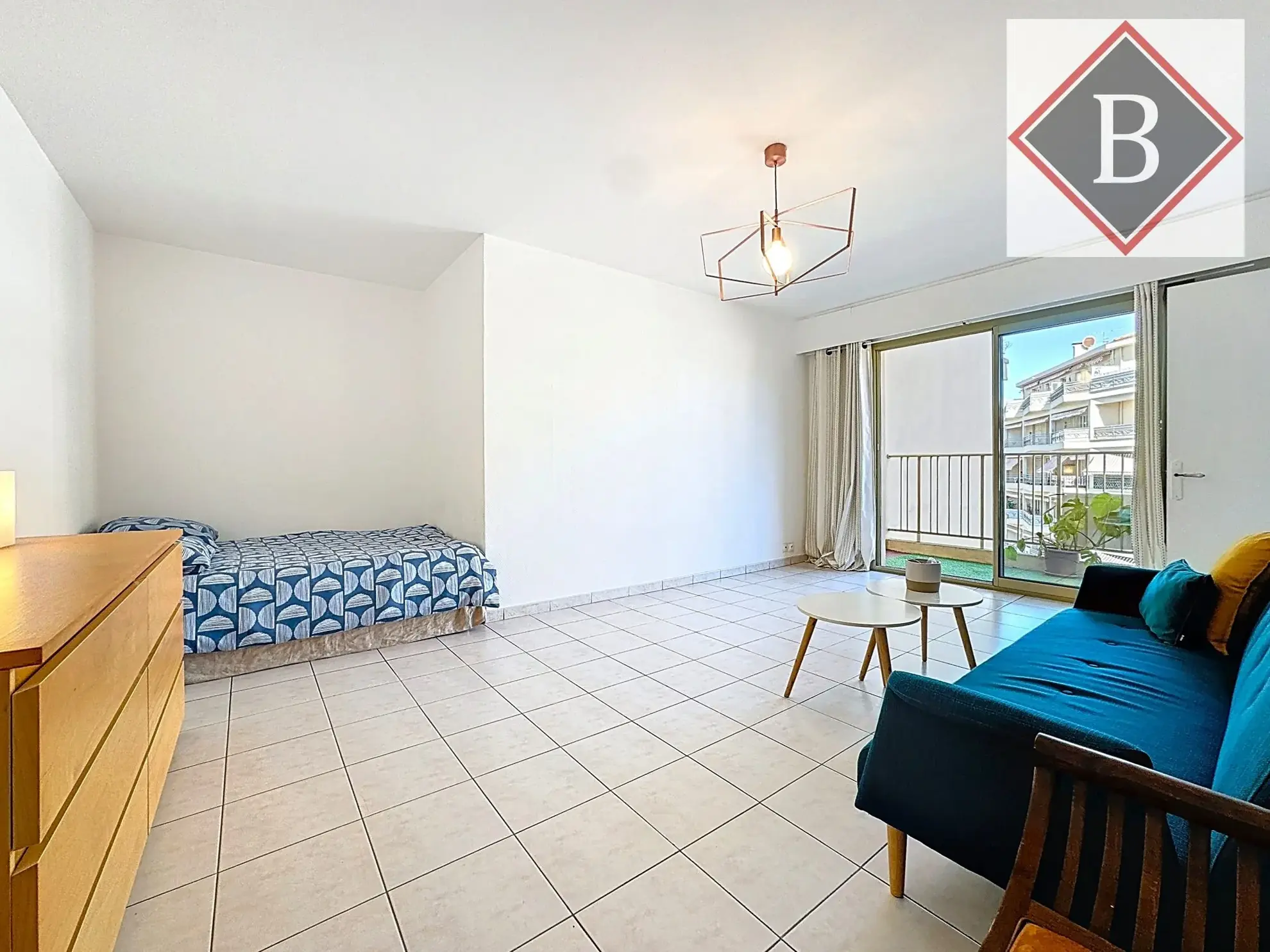 Spacieux studio rénové avec terrasse et vue panoramique au Cannet 