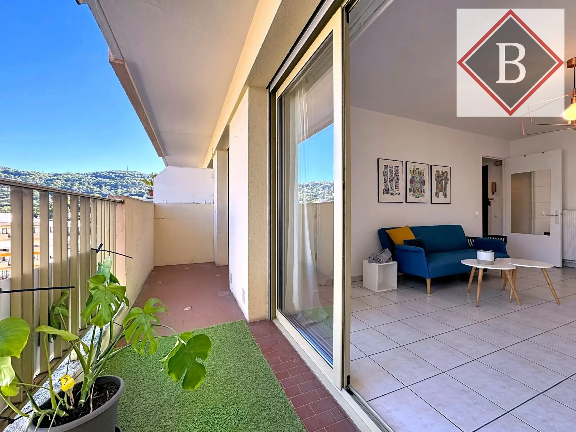 Spacieux studio rénové avec terrasse et vue panoramique au Cannet