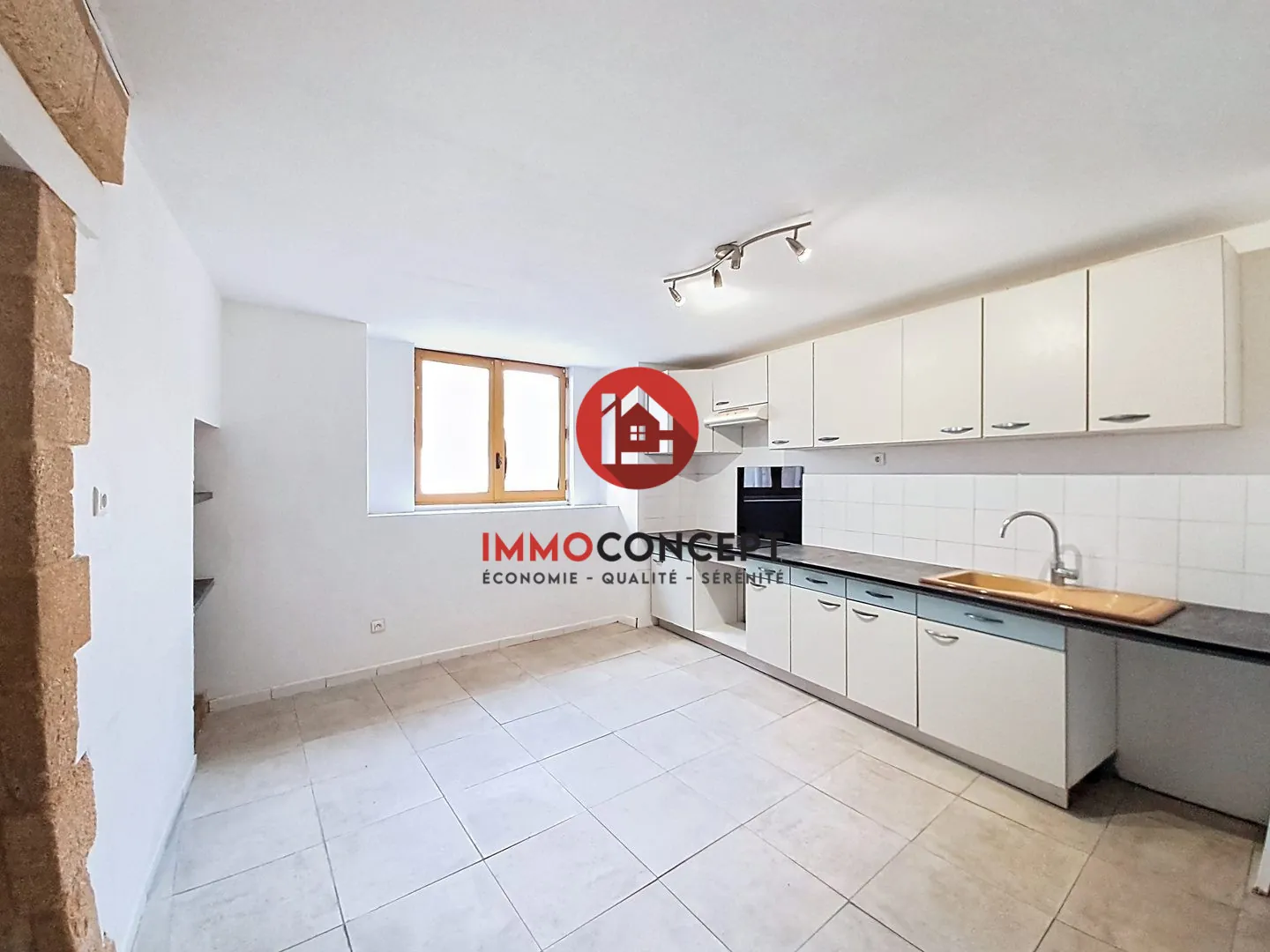 Maison à vendre à Roquemaure - 115 m², 3 chambres, potentiel de rénovation 