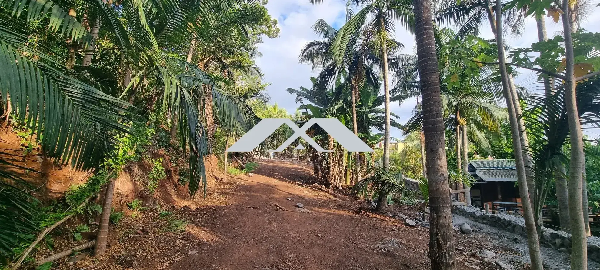 Terrain constructible de 328 m² aux Avirons, Vue dégagée et proximité du complexe sportif