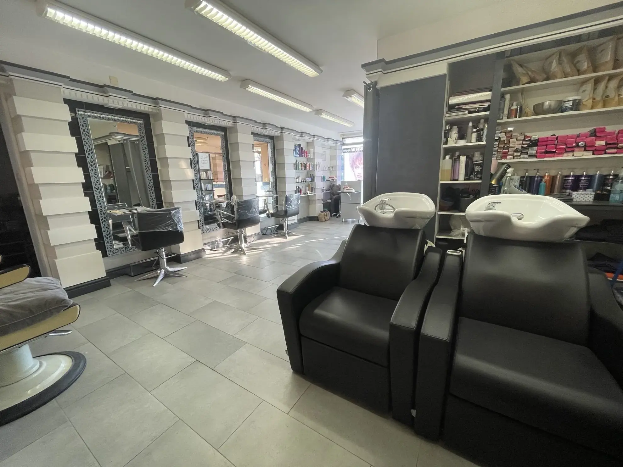 Fonds de commerce salon de coiffure à vendre à Yffiniac - Emplacement idéal