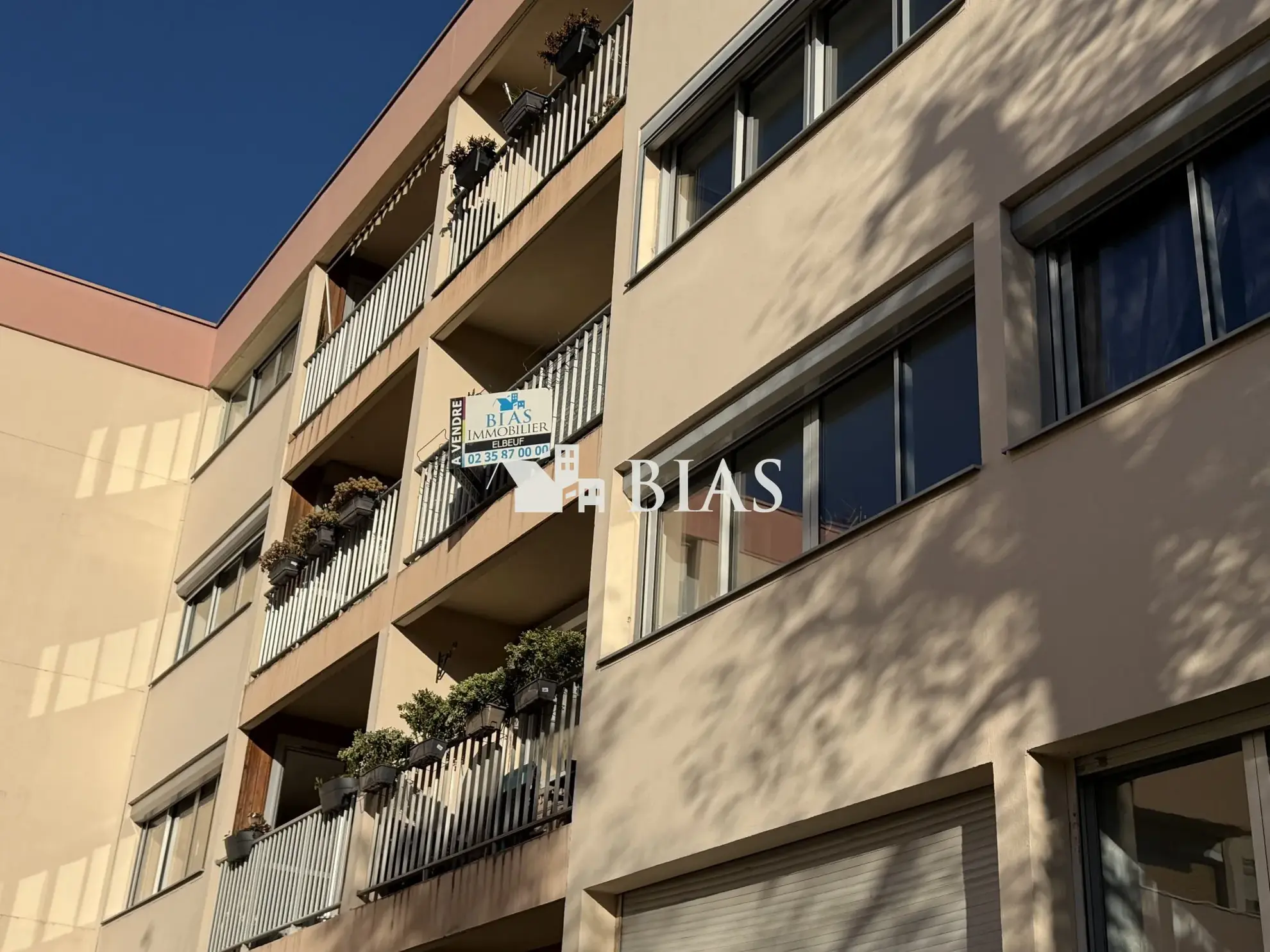 Appartement lumineux avec balcon, cave et garage à Saint-Pierre-lès-Elbeuf 