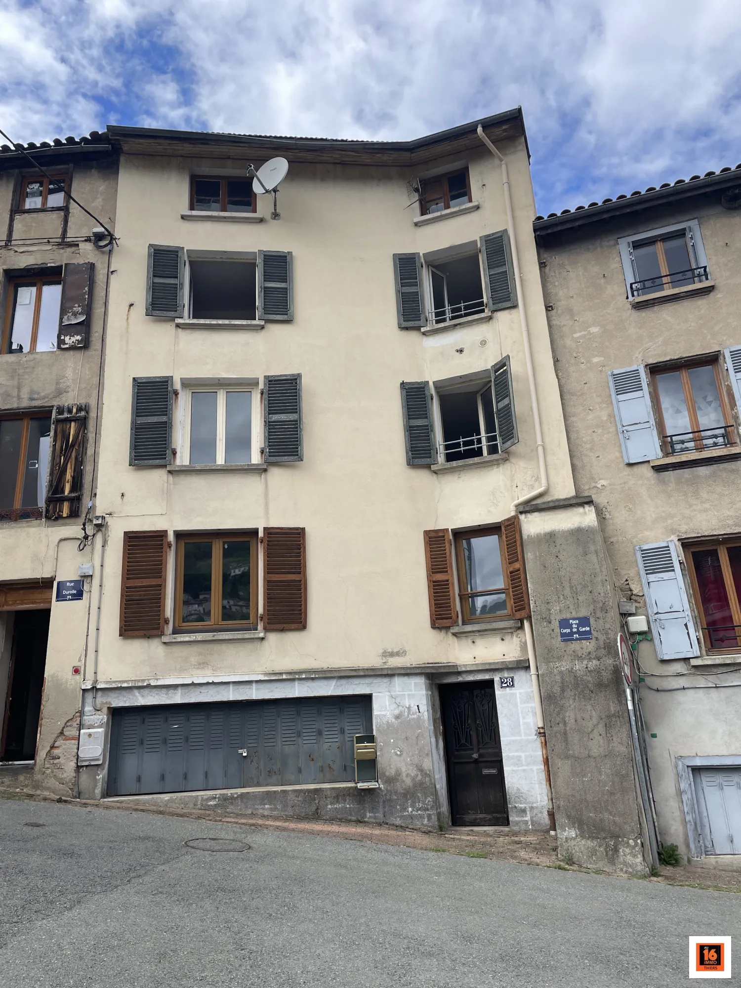 Immeuble avec 2 appartements à Thiers - à rénover, terrasse, Jardinet
