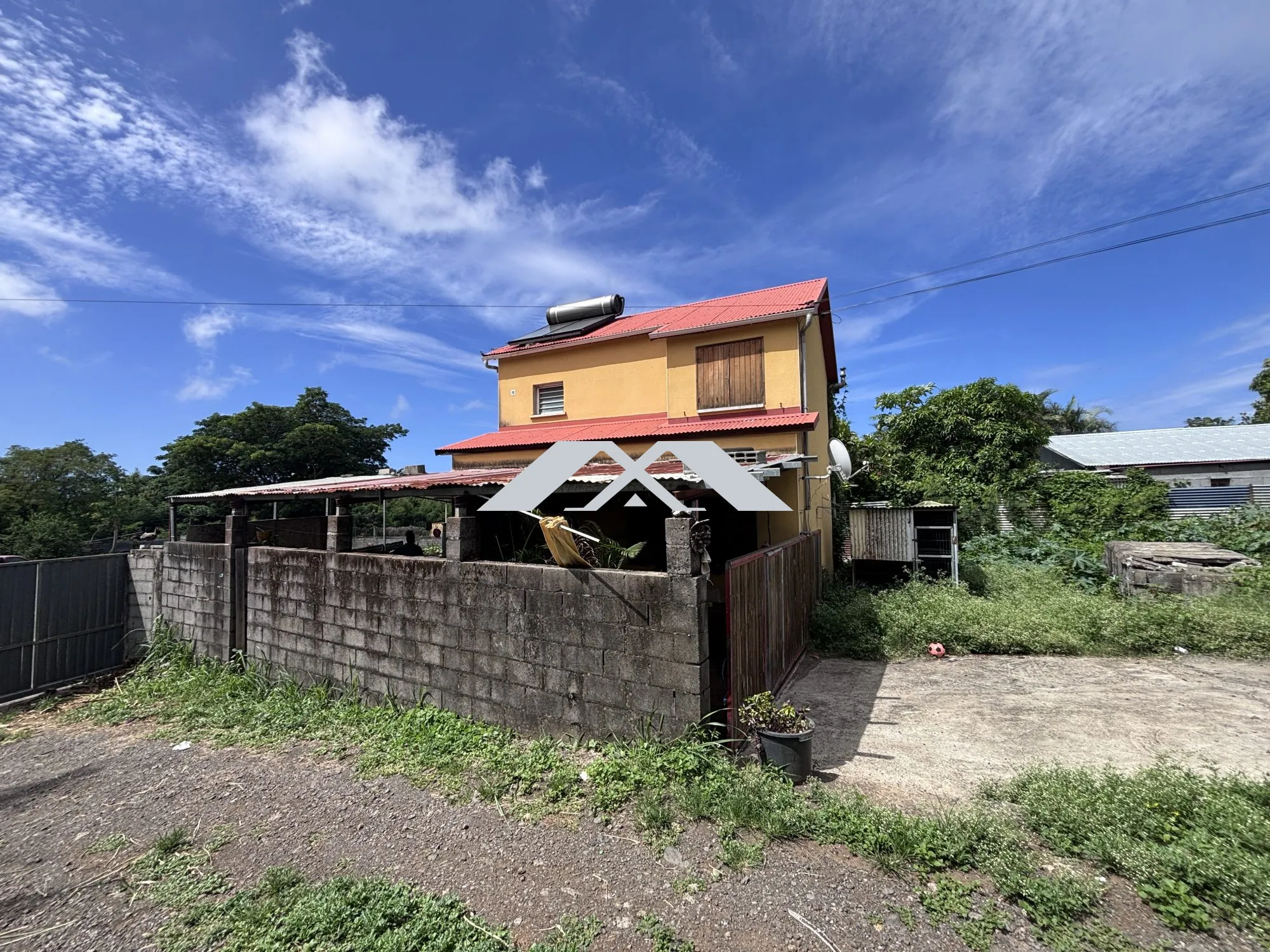 Maison à rénover à Saint-Pierre avec terrasse et parking - Opportunité à saisir