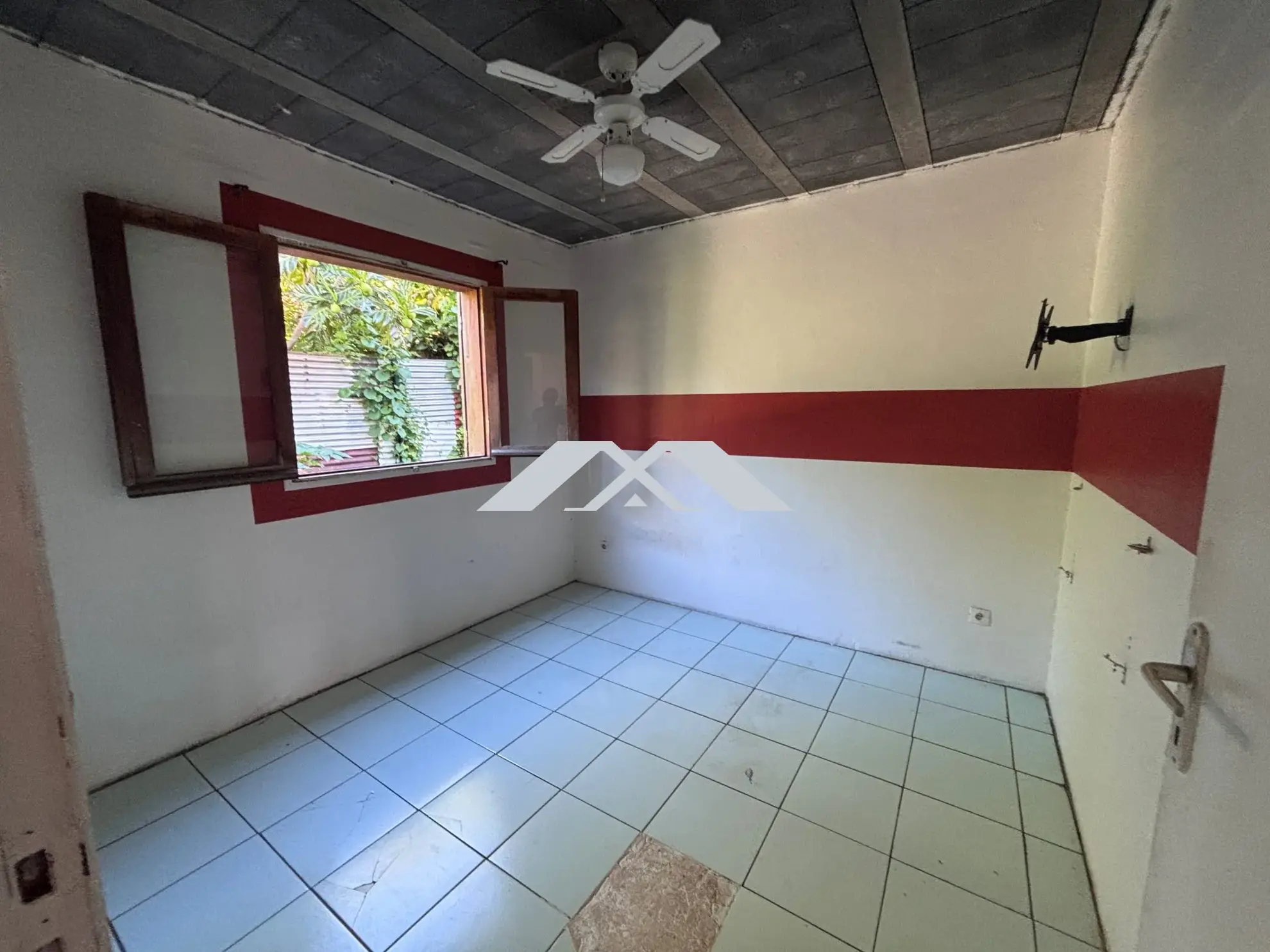 Maison à rénover à Saint-Pierre avec terrasse et parking - Opportunité à saisir 
