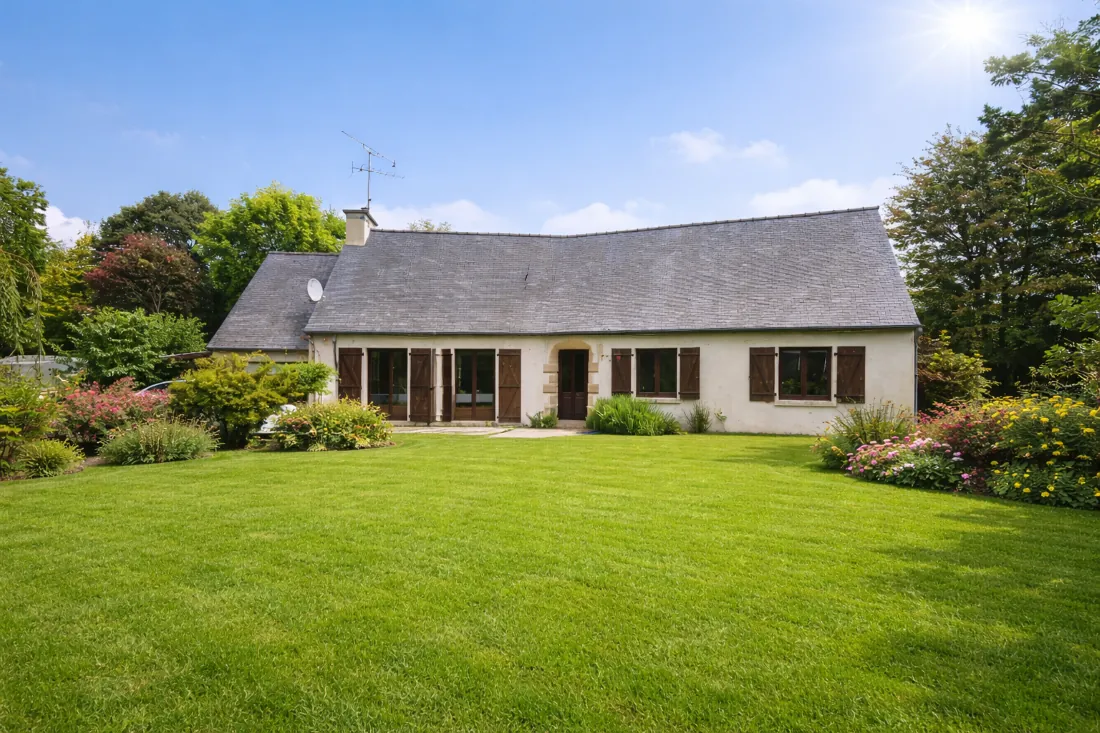 Maison T6 à rénover avec vie de plain-pied à Plouha, terrain de 5154 m², proche mer et commerces 