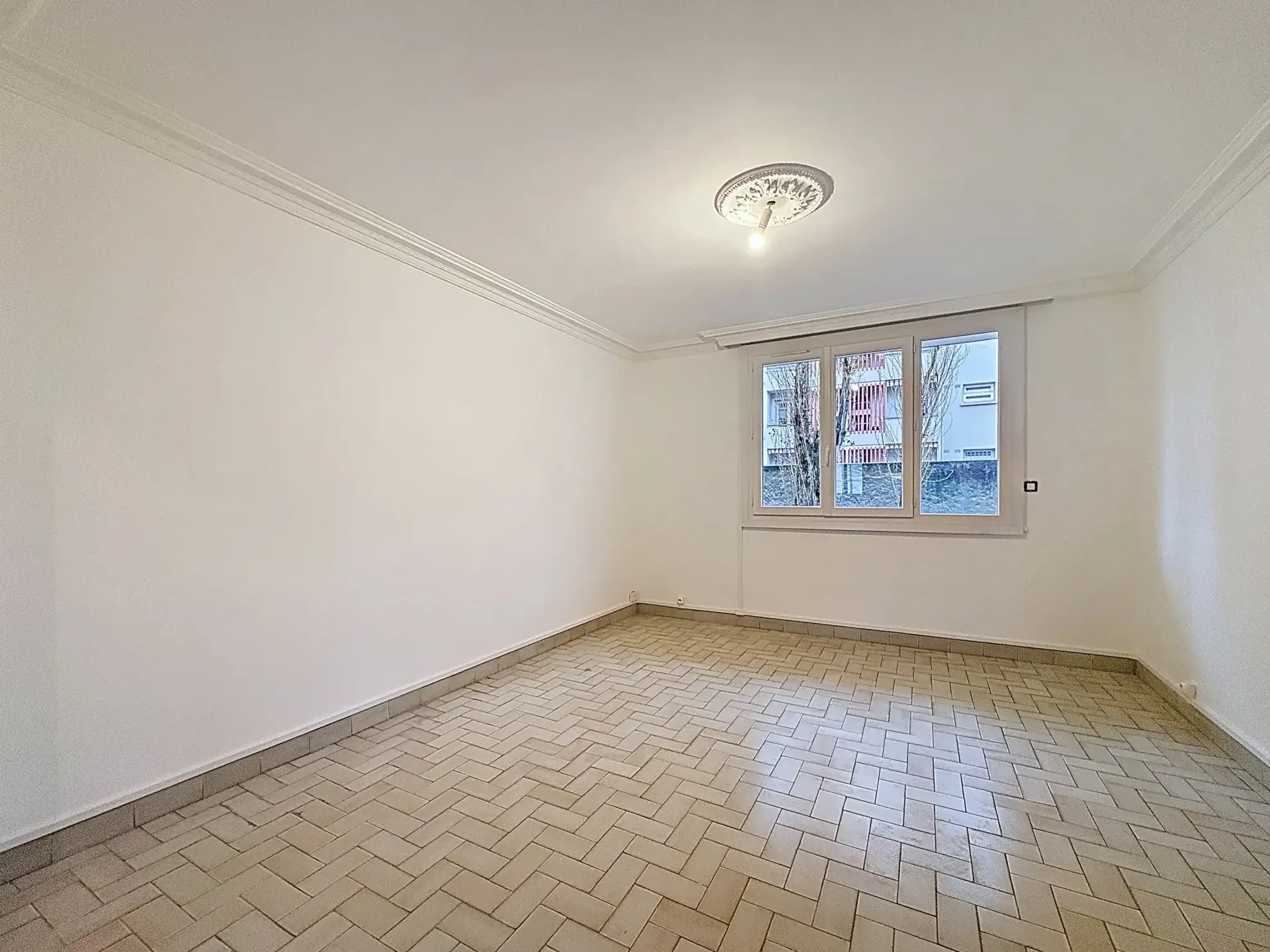 Appartement T3 avec garage à Bron - Résidence calme et bien située dans le quartier Reims 