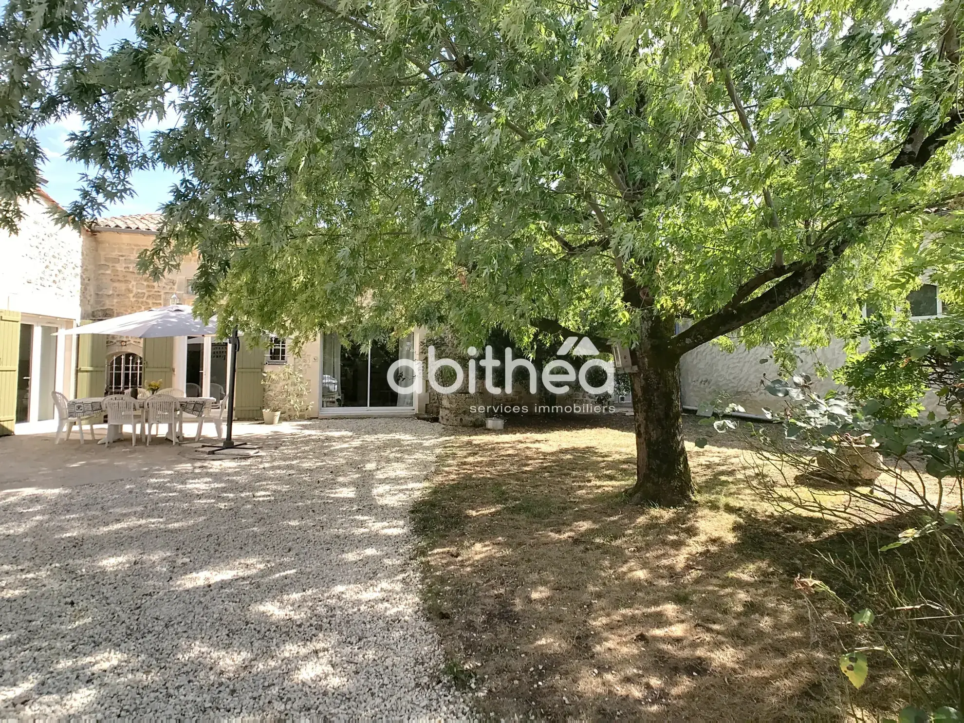 Maison charentaise rénovée de 185 m2 avec jardin et grange à Roullet Saint Estèphe