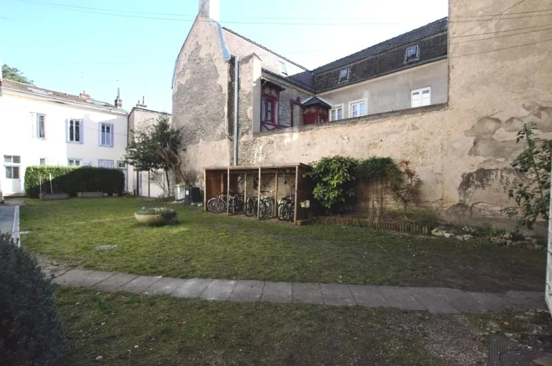 Studio lumineux à Dijon, 21 m², dernier étage, proche du centre-ville