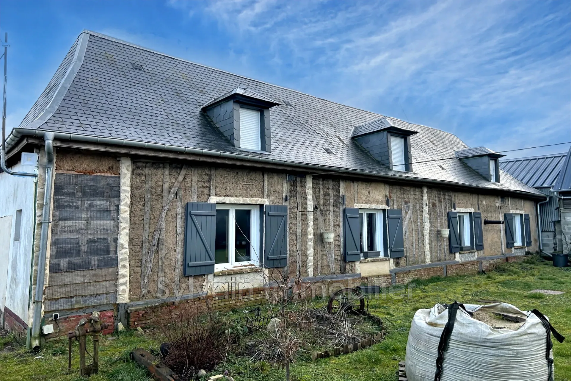 Longère rénovée à vendre proche de Feuquières avec grand terrain de 1520 m²