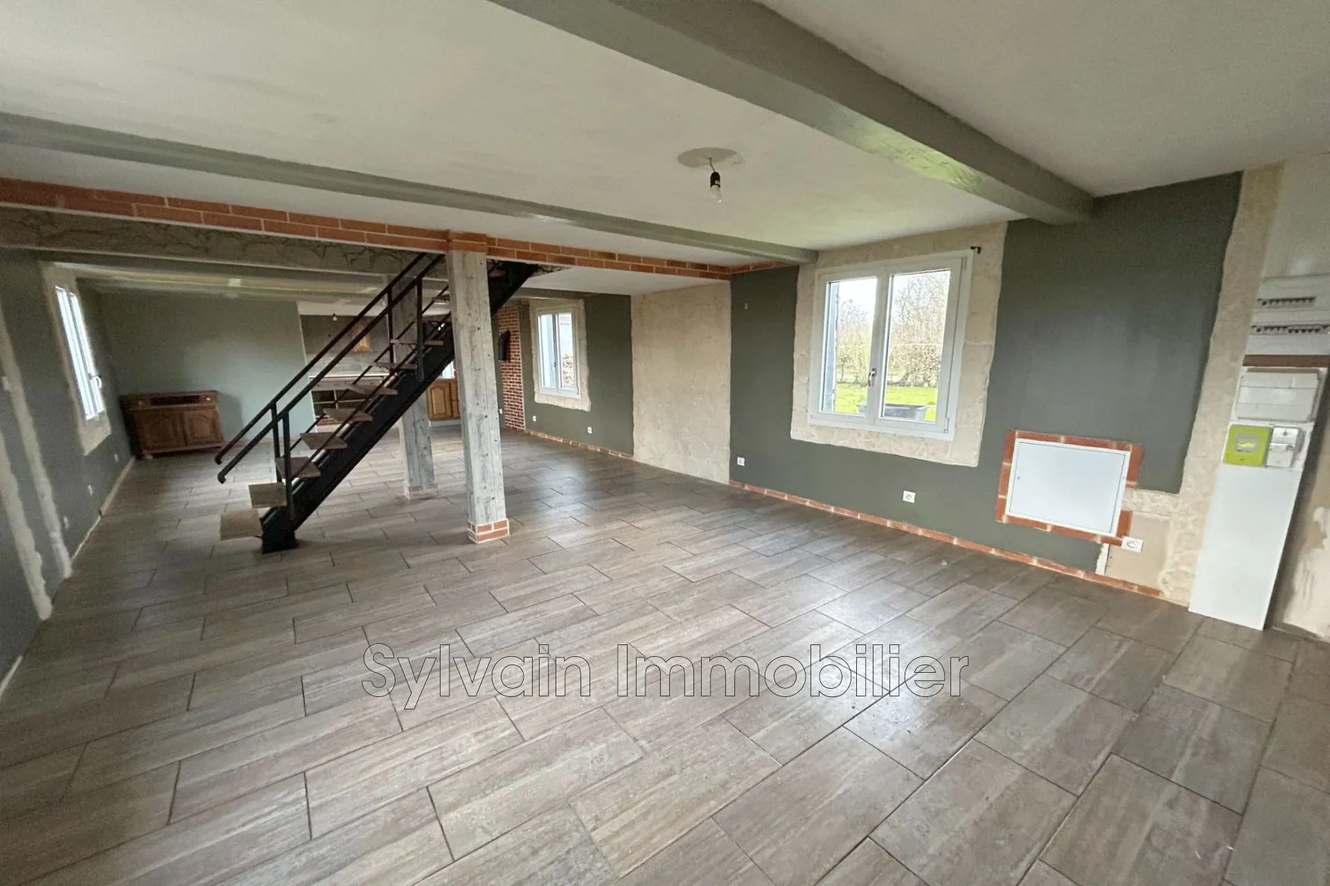 Longère rénovée à vendre proche de Feuquières avec grand terrain de 1520 m² 