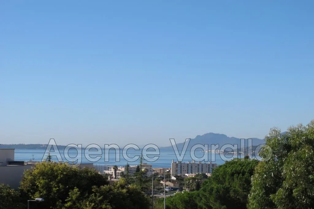 Appartement 2 pièces avec vue mer à Antibes - Terrasse, cave et garage