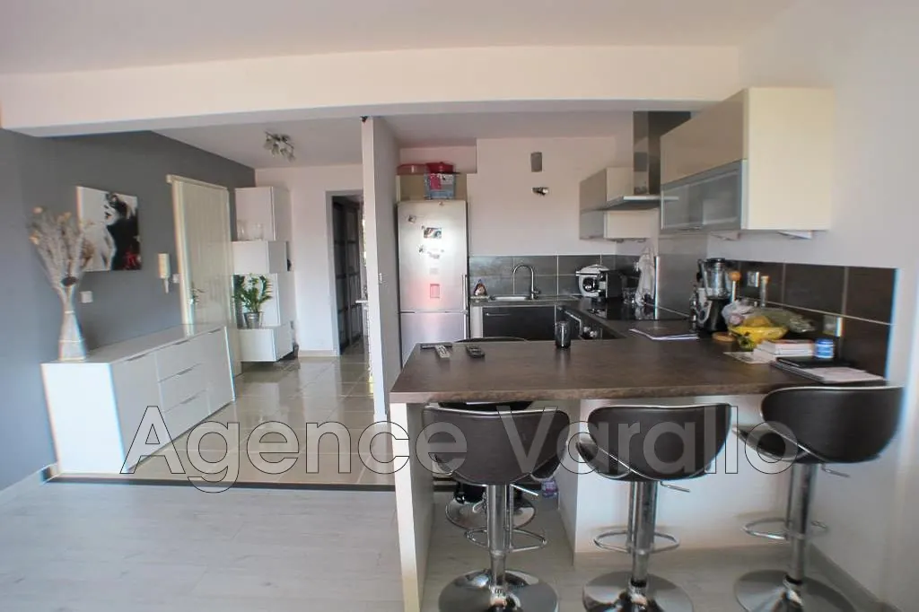 Appartement 2 pièces avec vue mer à Antibes - Terrasse, cave et garage 