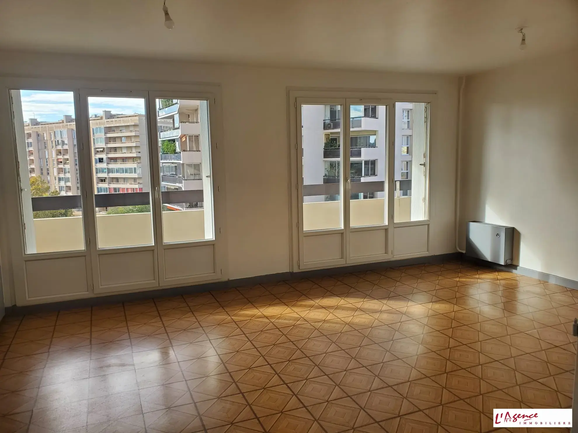 Appartement 80m² avec terrasse, parking privé et cave à La Rode, Toulon