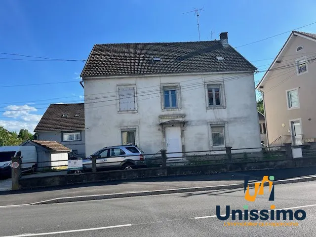 Immeuble à vendre à Audincourt avec deux appartements, garages et combles