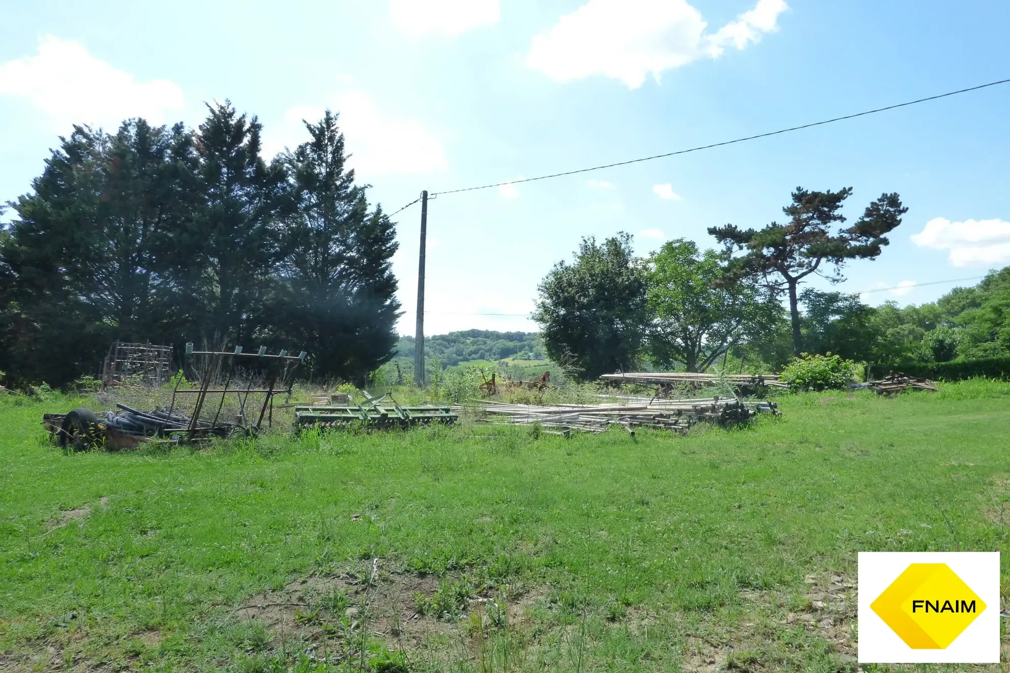 Terrain constructible de 1380 m² à Cauzac avec vue dégagée en campagne 