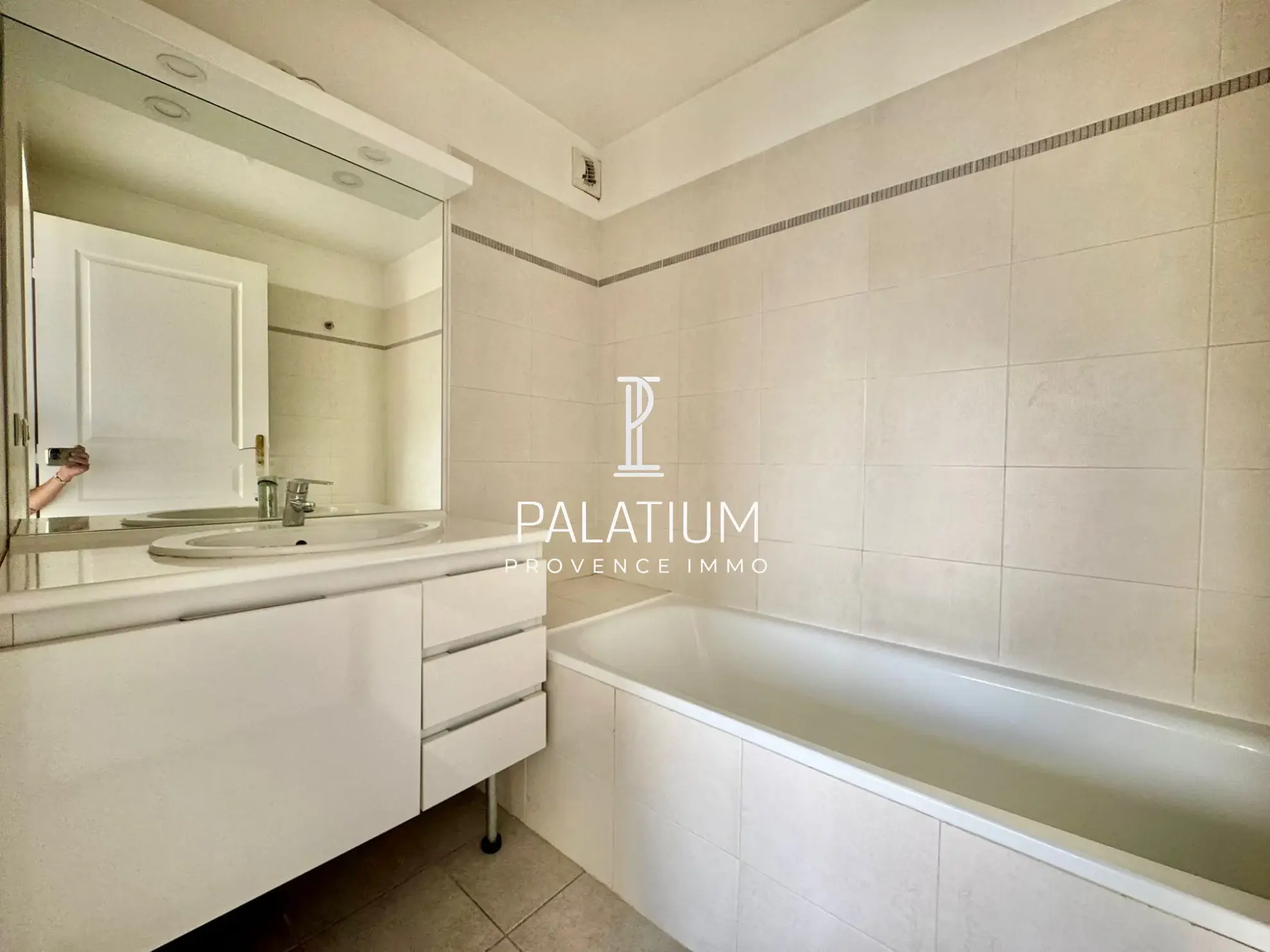 Appartement 2 pièces avec parking et cave au cœur de Salon-de-Provence 