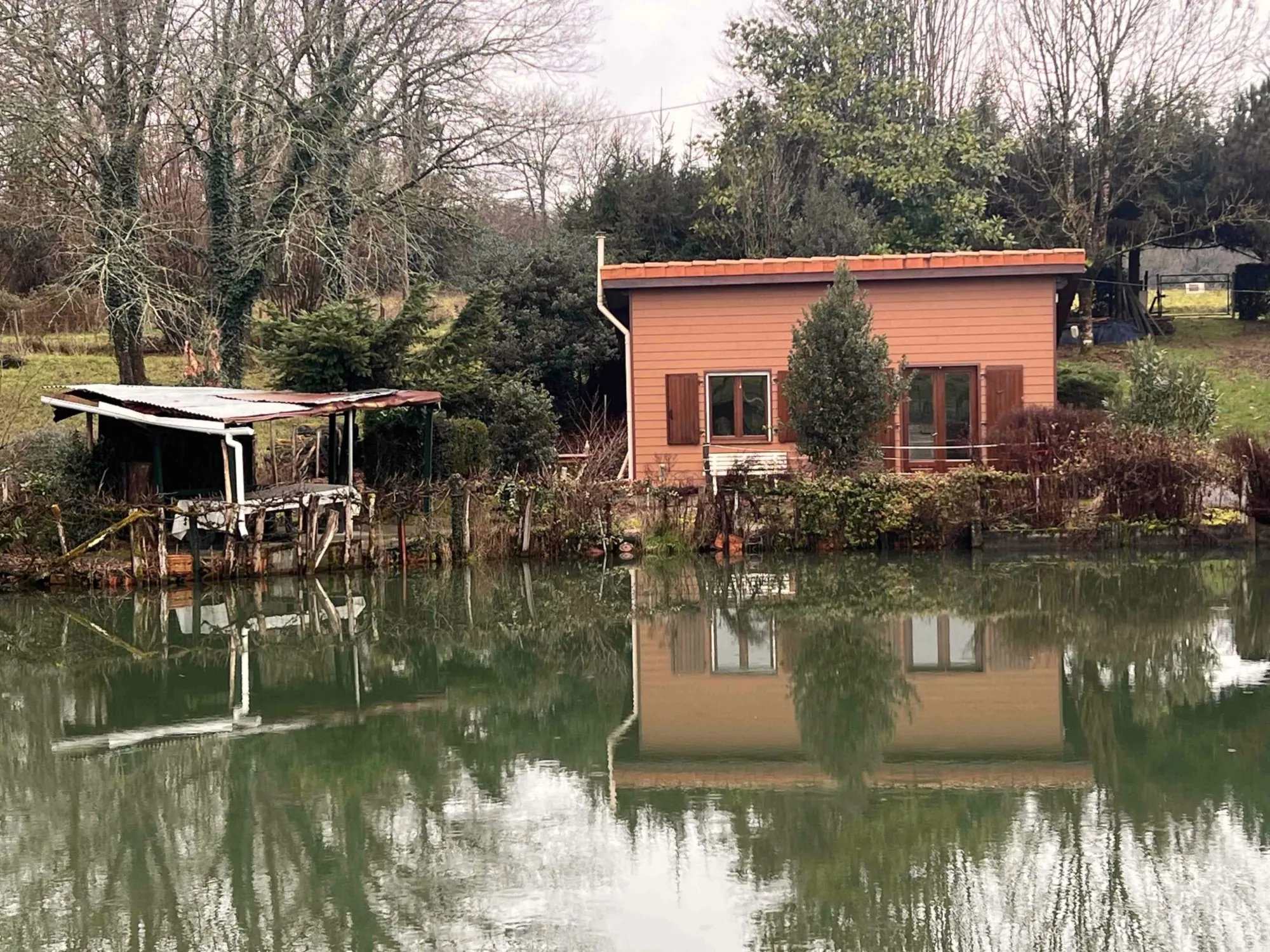 Terrain de loisir avec étang, abri de pêche et hangar à Montemboeuf (16310)