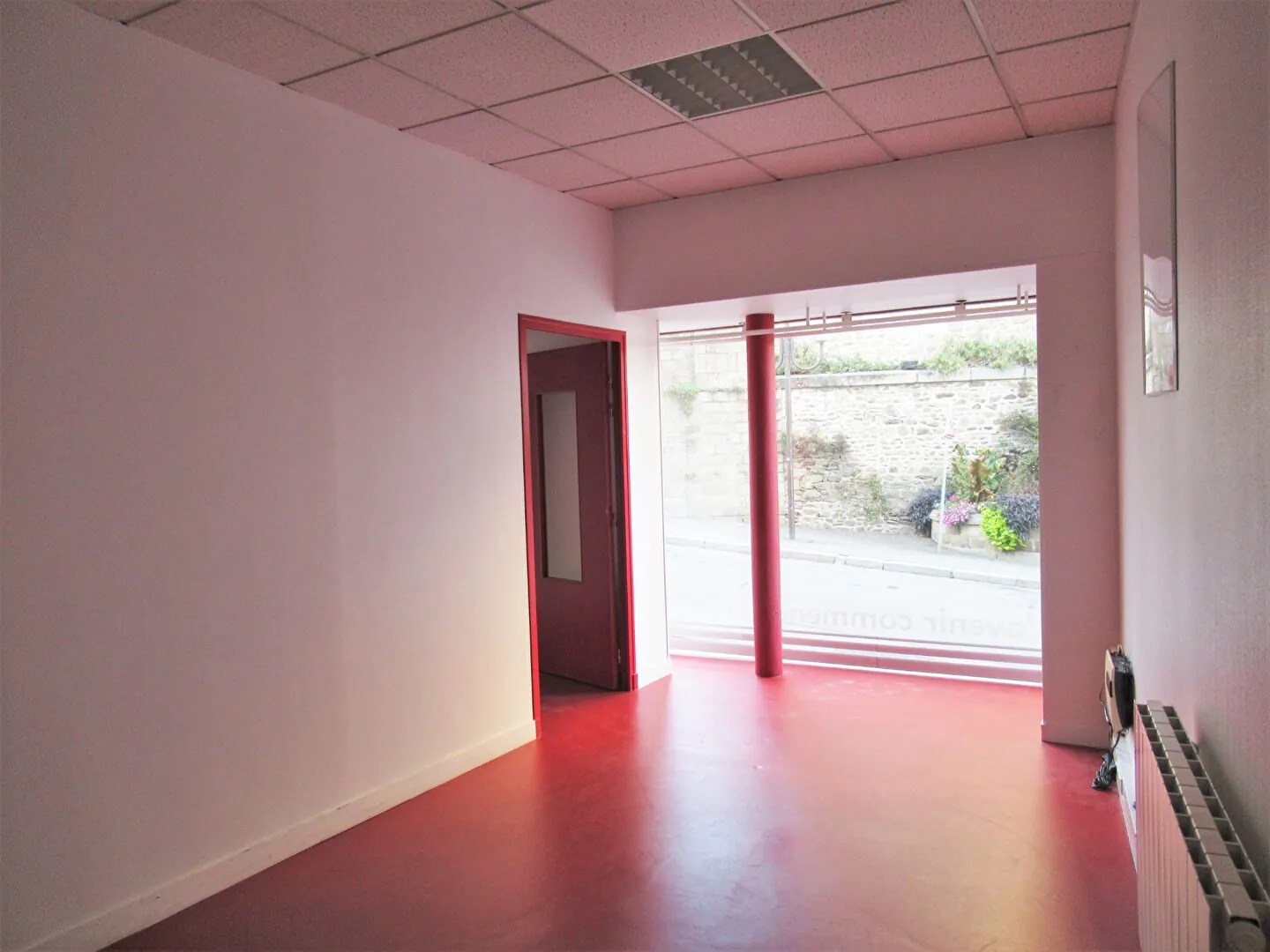 Local commercial en centre-ville de Mayenne - 40 m² avec réserve et cave 