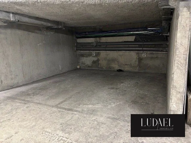 Place de parking sécurisée en sous-sol à Paris 10ème - proximité métro République et Temple 