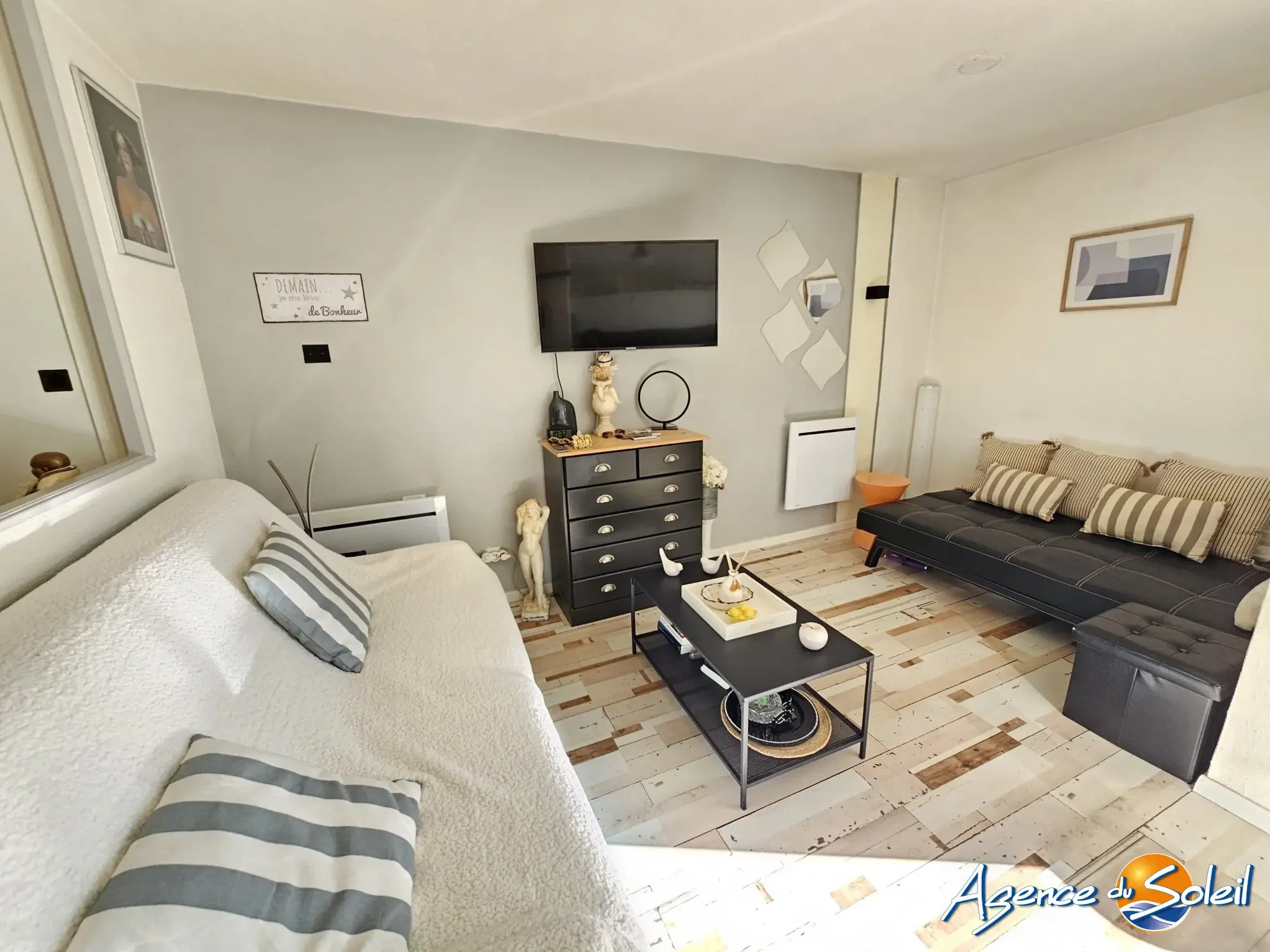 Studio lumineux avec piscine et parking à Gruissan - Immobilier Prêt à Vivre