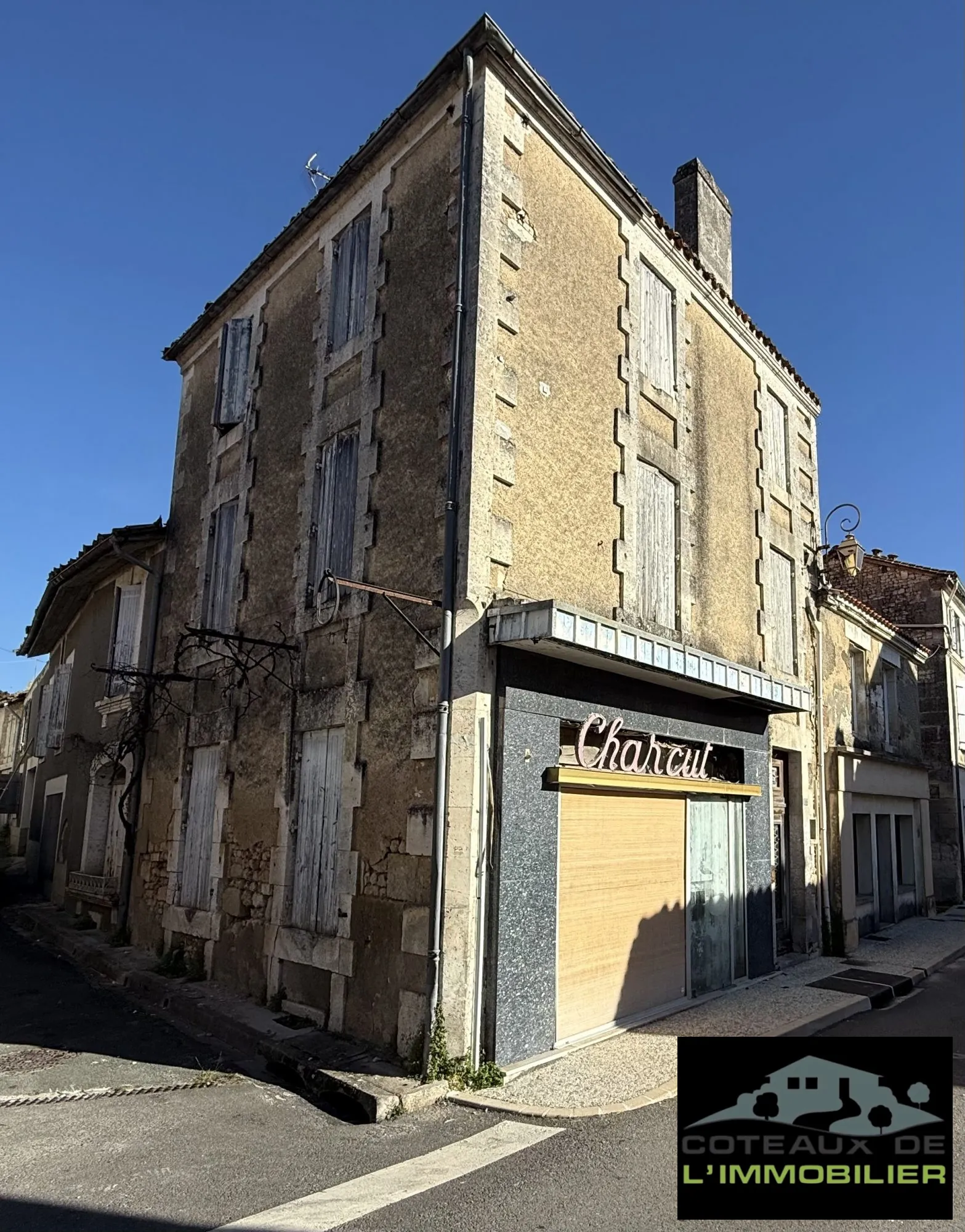 Immeuble à rénover avec cour au centre de Blanzac - Opportunité rare dans un secteur privilégié