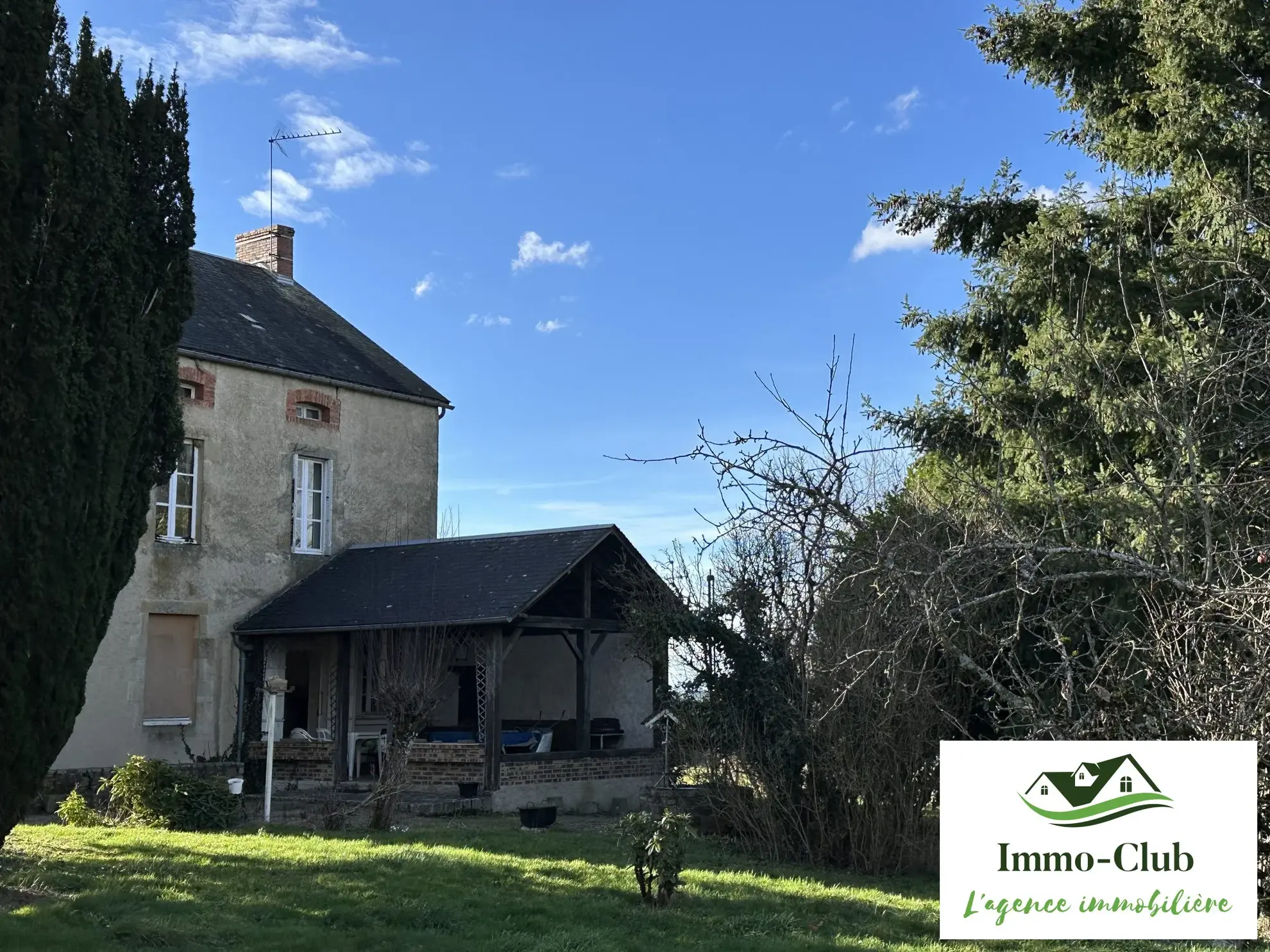 Grande maison bourgeoise à rénover avec dépendances et jardin à Blismes