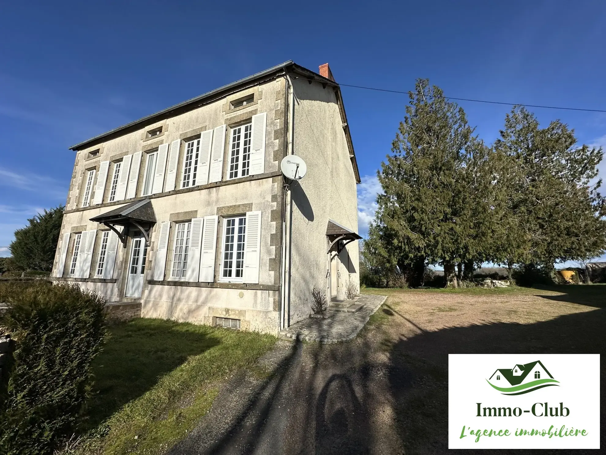 Grande maison bourgeoise à rénover avec dépendances et jardin à Blismes 