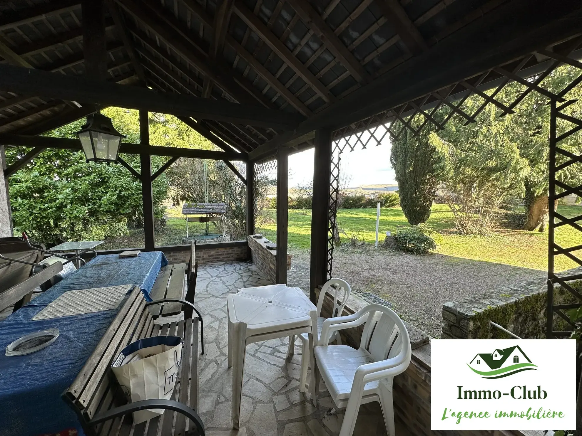 Grande maison bourgeoise à rénover avec dépendances et jardin à Blismes 
